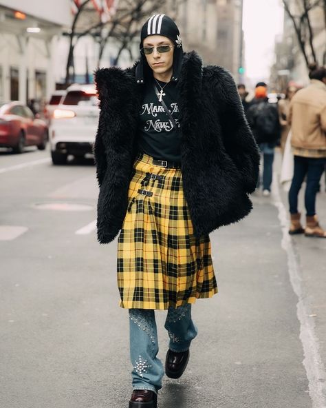 🚧 sunday streetstyle moodz People Of New York, Ny Street Style 2024, Fashion Week 2024 Street Style, Grunge Fashion Women, Street Fashion 2024, London Fashion Winter, New York Fashion Week Outfits, Ny Fashion Week Street Style, Tomboy Streetwear