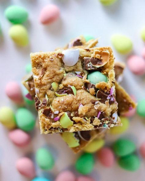 Ally | Baker on Instagram: “How CUTE are these blondies ?! Bookmark this post for next time you bake brownies/ blondies! A few tips for making brownies and…” Easter Desserts For A Crowd, Easter Cookie Bars, Milk Chocolate Chip Cookies, Biscuits Graham, Magic Cookie Bars, Easy Easter Desserts, Biscuit Bar, Traditional Easter, Easter Snacks