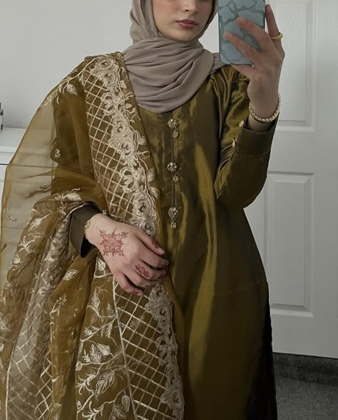 Mirror selfie of girl with gold pakistani outfit and blue phone case, looks aesthetic in pakistani outfit, face is not showing Desi Outfit With Hijab, Hijab With Desi Clothes, Eid Preparation, Eid Outfits Pakistani, Eid Look, Eid Outfit Ideas, Eid Looks, Hijab Trends, Pakistani Fashion Casual