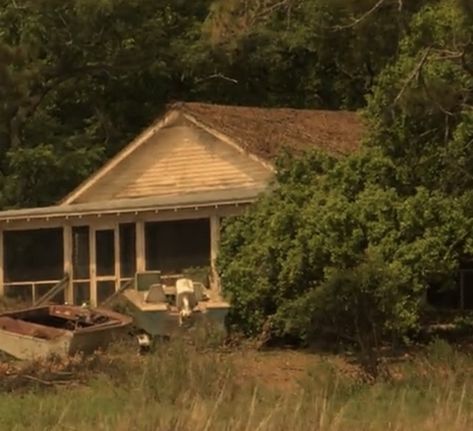 the front of john b’s house from outerbanks #outerbanks #obx #figure8 #kooks #cut #kookahestic #pouge #pougelife #boneyard #figureeight #kiara #kie #jjmaybank #johnb #pope #topper #sarahcameron #rafe #madelyncline #madisonbailey #chasestokes #austinnorth #pougeahestic #ahestic #surferahestic #beachahestic #midsummer Pouge Life House, John Bs House Outer Banks, John B House Outer Banks, John Bs House, The Chateau Outer Banks, John B House, Obx Visuals, Obx Places, Obx Shifting