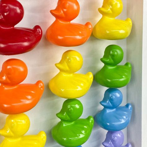 Rubber Duckie Bathroom, Painting Rubber Ducks, Rubber Duck Crafts, Rubber Duck Bathroom, Duck Bathroom, Color Bathroom, Kids Bathroom Art, Duck Decor, Spray Paint Colors