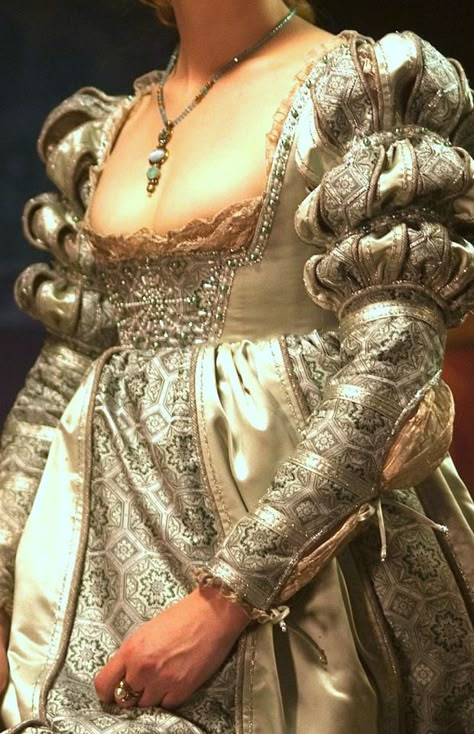 Shakespearian Fashion, The Borgias Aesthetic, Period Drama Dresses, Lucrezia Borgia Aesthetic, Lucrezia Borgia Dress, Baroque Aesthetic Fashion, Borgia Dress, Rhaenyra Targaryen Aesthetic, Joanna Lannister