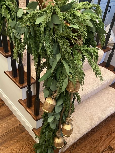 Stairway Garland, Pine Garland Christmas, Christmas Stairs, Christmas Staircase, Christmas Decor Inspiration, Christmas Interiors, Holiday Garlands, Christmas Mantle, Rustic Holiday