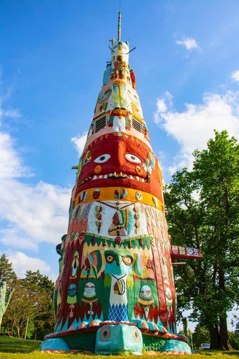 10 Hidden Gems Along Route 66 for Your Bucket List Oklahoma Attractions, Native American Totem Poles, Guthrie Oklahoma, Oklahoma Travel, Native American Totem, Vintage Diner, Pole Art, Travel Oklahoma, American Road