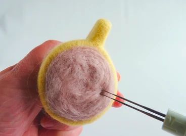 Needle felting tutorial Mini teacup pincushion step 5 Teacup Pincushion, Felt Pincushions, Needle Felting Tutorial, Felting Tutorial, Mollie Makes, Felting Tutorials, Crafty Kids, Mini Things, Craft Table