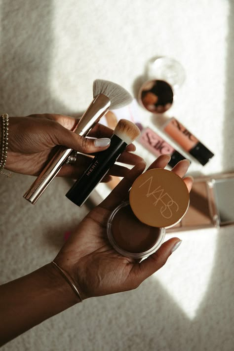 Successful Makeup Artist Aesthetic, Make Up Products Pictures, Makeup Aesthetic Pictures, Makeup Products Photoshoot, Doing Makeup Aesthetic, Brown Makeup Aesthetic, Makeup Artist Video, Makeup Artist Branding Photoshoot, Girl Doing Makeup