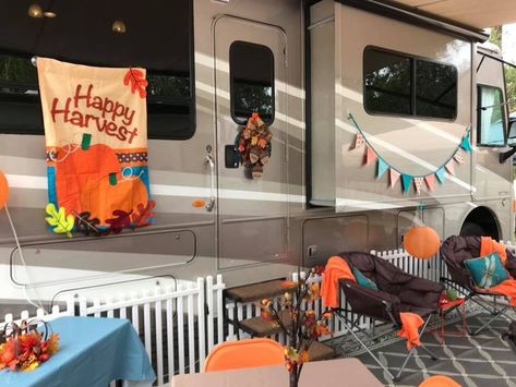 Spending Halloween or Thanksgiving in your RV? These ideas will inspire you to decorate your camper or motorhome for fall! Campsite Decorating, Rv Skirting, Rv Decorating, Rv Inspiration, Motorhome Interior, Halloween Camping, Fall Camping, Camper Living, Rv Decor