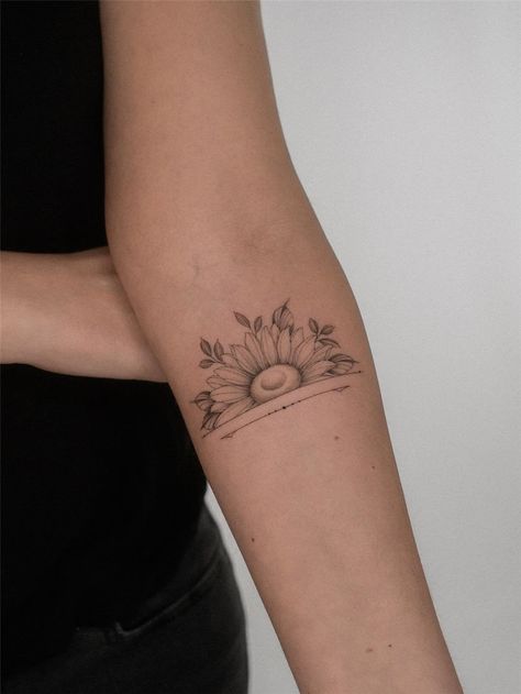 31 Beautiful Flower Tattoos for Women Half Sunflower Tattoo, Beautiful Flower Tattoos For Women, Flower Tattoos For Women, Colorful Sleeve Tattoos, Austin Tattoo, Germany Tattoo, Half Sunflower, Purple Iris Flowers, Free Hand Tattoo