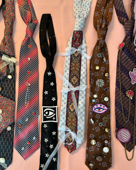 Pop up looks Tie Diy Ideas, Cute Painting Outfits, Shirt Made Of Ties, Fashion Pop Up, Ties Aesthetic, Custom Clothes Diy, Funky Ties, Tie Sewing Pattern, Punk Tie