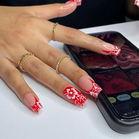 𝐆𝐄𝐋-𝐗 𝐍𝐀𝐈𝐋𝐒 on Instagram: “Any set with hibiscus flowers is cute 🌺 #nails #nailart #nailsofinstagram #gelx #beauty #nail #gelnails #nailsoftheday #nailsonfleek…” Red And White French Tip, Floral French Tip, Tropical Flower Nails, Nail Art Designs Short, White Hibiscus Flower, Country Acrylic Nails, Short Nails Ideas, Cruise Nails, White Hibiscus