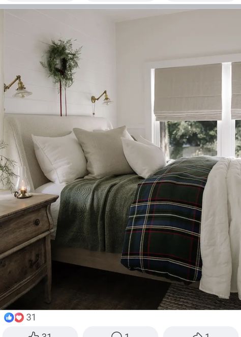 Plaid Bedding Ideas, Christmas Bedding Aesthetic, Plaid Bedding Aesthetic, Winter Bedding Cozy Bedroom, Christmas Bedroom Decor Aesthetic, Plaid Bedroom Ideas, English Bedroom Classic, Tartan Bedroom, Christmas Bedding Ideas