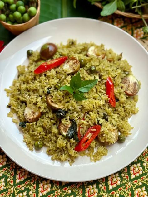 Thai Green Curry Fried Rice Recipe Green Curry Fried Rice Thai, Green Curry Fried Rice, Green Curry Rice, Thai Cuisine Recipes, Thai Chicken Fried Rice, Thai Dinner Recipes, Easy Thai Green Curry, Recipe With Vegetables, Thai Dinner