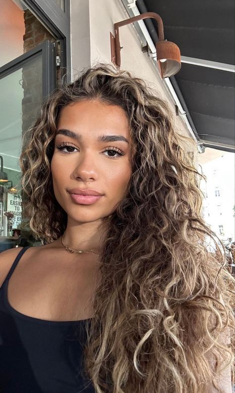 Money Pieces On Naturally Curly Hair, Beige Blonde Highlights Curly Hair, Cool Tone Curly Hair, Dyed Curly Hair Inspiration, Ash Brown Balayage Curly Hair, Curly Hair Ash Brown, Ashy Brown Curly Hair, Money Piece Balayage Curly Hair, Hair Color On Pale Skin