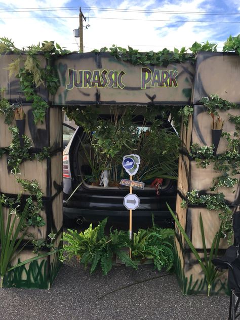 Jurassic Park theme trunk or treat Diy Jurassic Park, Fête Jurassic Park, Jurassic Park Theme, Trunker Treat Ideas, Jurassic Park Birthday Party, Jurassic Park Party, Jurassic Park Birthday, Trunk Or Treat Ideas, Dinosaur Halloween