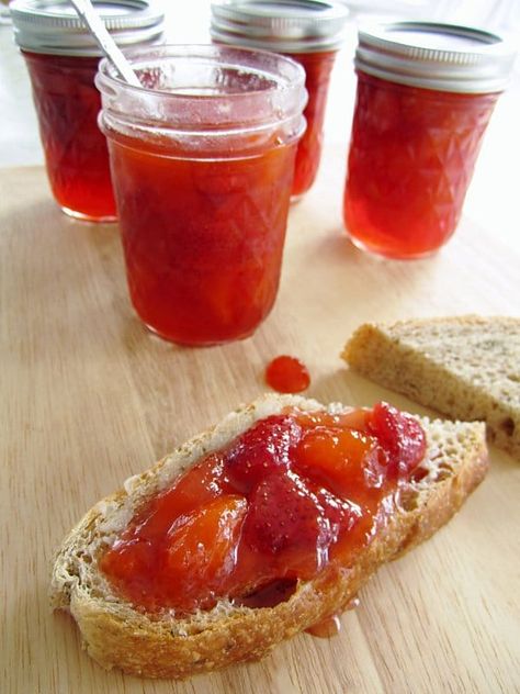 Sarabeth's Strawberry-Peach Preserves Strawberry Peach Jam Canning, Strawberry Peach Jam, Strawberry Fig Preserves, Peach Freezer Jam, Peach Jello, Canning Jam Recipes, Peach Jam Recipe, Banana Jam, Canned Strawberries