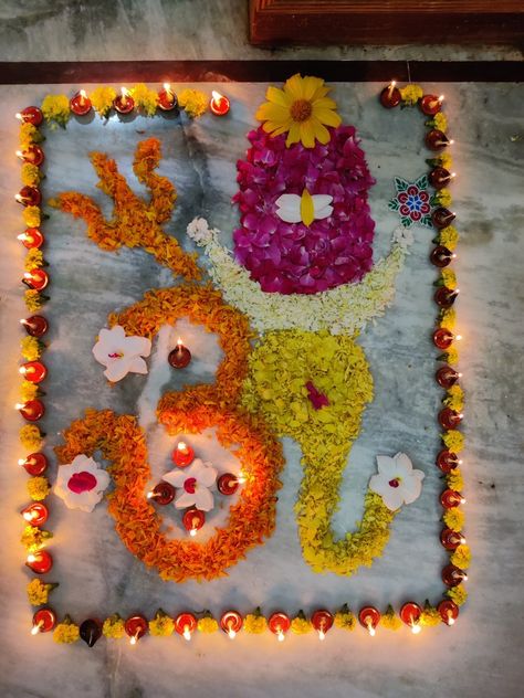 Rudrabhishek Decoration, Shiva Decoration Ideas, Om Rangoli, Flower Rangoli Designs Creativity, Mahadev Rangoli, Ganapati Rangoli, Floral Rangoli, Flower Garland Diy, Simple Flower Rangoli