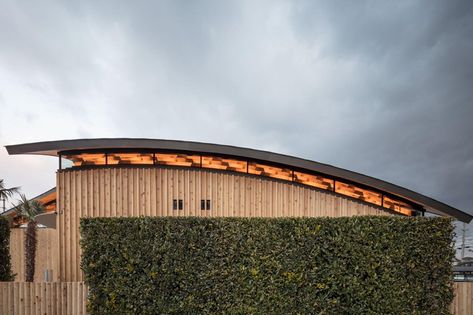 curved wood lattice roof hangs above nasca's blue sky nursery school in japan Fabric Roof Architecture, Curved Roof Design Architecture, Arch Roof Design, Roof Plans Architecture, Barrel Roof Architecture, Curved Roof Architecture, Arched Architecture, Curved Roof Design, Lattice Roof