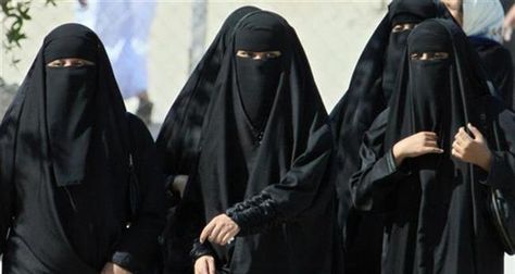 Once in a while there is an article that defends the practice of Muslim women covering her hair. If they really want to be insulting, there is a picture of a nun in a habit right next to a beautiful woman in hijab. “What is the difference?” they ask. “It is the choice,” I answer. … Saudi Men, Women Rights, Face Veil, Arabian Women, المملكة العربية السعودية, Niqab, Muslim Women, Womens Rights, Saudi Arabia