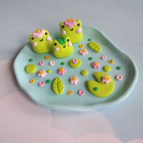 girlscape ♡ on Instagram: "i haven't made froggy trinket dishes in a hot minute 🐸🩷🐸 throwback to these cuties 🥺 - - - - #smallbusiness #smallbusinessuk #froggy…" Clay Trinket Dish, Clay Art For Kids, Polymer Clay Ring, Clay Plates, Kawaii Crafts, Clay Diy Projects, Clay Crafts Air Dry, Diy Crafts Paper Flowers, Clay Art Projects