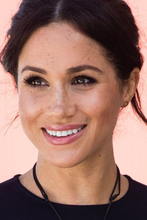 Meghan Markle Haircut, Freckles Makeup, Faux Freckles, Stylish Makeup, Royal Beauty, How To Do Makeup, How To Apply Foundation, Make Up Looks, Princesa Diana