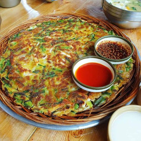 Pajeon Recipe, Jeon Recipe, Korean Scallion Pancake, Scallion Pancake Recipe, Seafood Pancake, Finger Snacks, Korean Recipe, Korean Pancake, Vegetable Pancakes