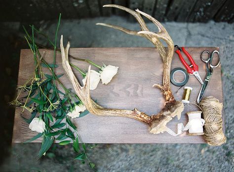 Antlers Decor Diy, Deer Antler Crafts Diy, Antler Display Ideas, Antlers With Flowers, Deer Mount Decor, Deer Antler Ideas, Diy Antlers, Animal Head Decor, Antler Projects