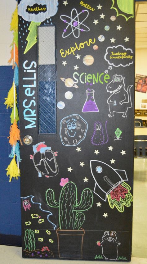 21 Clever Science Classroom Decorating Ideas for Your Classroom Door Science Lab Decorations, Elementary Science Teacher, Middle School Science Classroom, Science Room, Science Classroom Decorations, Science Decor, Stem Classroom, 6th Grade Science, High School Science