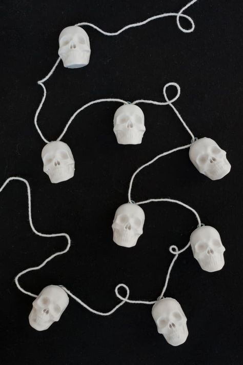 Make This Gothic-Glam Skull Garland from an Ice Cube Mold | Apartment Therapy Skull Decor Diy, Skull Garland, Goth Bedroom Ideas, Glam Skull, Spooky Halloween Crafts, Functional Crafts, Diy Skulls, Red Goth, Gothic Glam