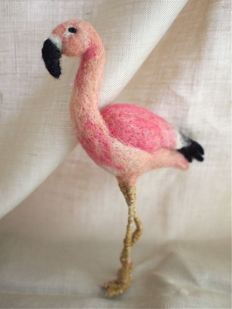 Flamingo Ornament, Needle Felting Diy, Wool Needle Felting, Needle Felting Tutorials, Needle Felting Projects, Felting Tutorials, Felt Birds, Felt Material, Wool Crafts