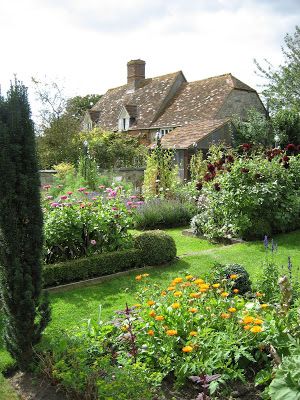 Cottage Garden Design, English Cottage Garden, English Country Gardens, Garden Types, Have Inspiration, Dream Cottage, Garden Care, English Cottage, Garden Cottage