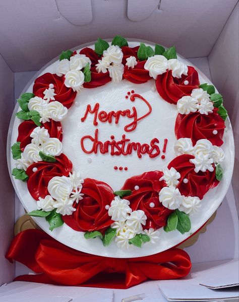 Merry Christmas Cake Design, December Birthday Cakes, Simple Christmas Cakes, Green Christmas Cake, Cake Natal, Pink Christmas Cake, Cursed Cakes, Christmas Cupcake Cake, Christmas Yule Log