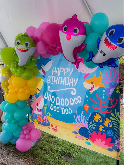 Baby Shark Balloon Backdrop, Baby Shark Birthday Party Girl Three, Baby Shark Birthday Party Girl 3 Year, Baby Shark Birthday Party Girl Decor, Baby Shark Second Birthday Girl, Baby Shark Backdrop Ideas, Baby Shark Pool Party, Baby Shark 3rd Birthday Party Girl, Baby Shark Balloon Decoration