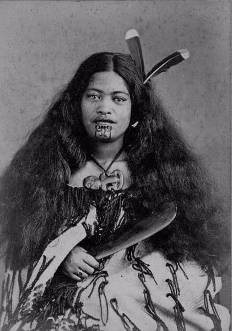 Moko Kauae: 30 Incredible Portraits of Maori Women With Their Tradition Chin Tattoos From the Early 20th Century ~ vintage everyday Native American Woman, Maori Tattoos, Maori People, Māori Culture, Black Indians, American Photo, Wilde Westen, Native American Peoples, Maori Tattoo