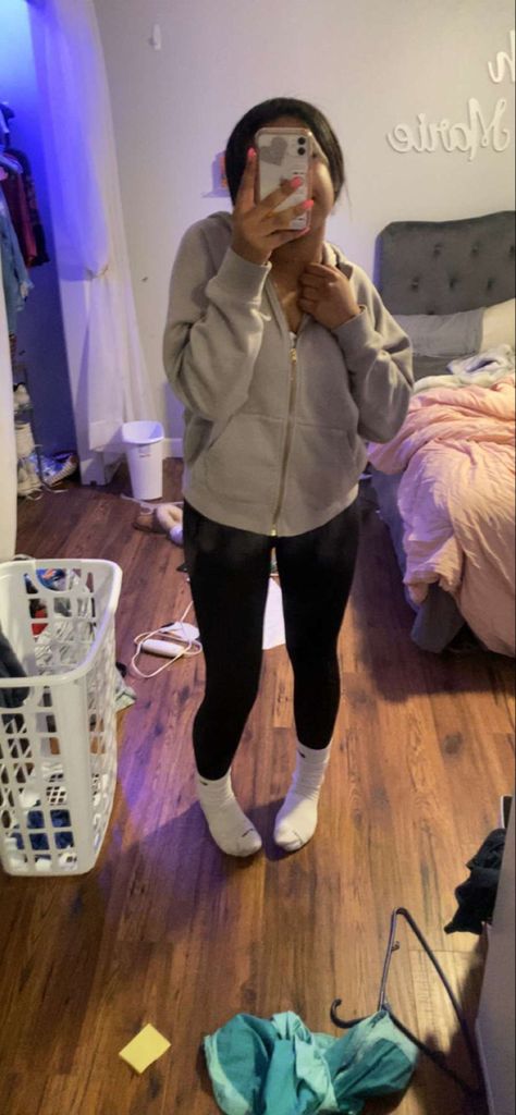 Long Socks With Leggings, Nike Socks Over Leggings Outfit, Leggings With Socks, Socks Over Leggings Outfit, Socks Over Leggings, 2024 Clothes, Outfit Curvy, Cute Outfits With Leggings, Nike Socks