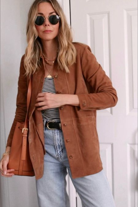 Light Brown Denim Jacket Outfit, Tan Shacket Outfit Women, Brown Suede Jacket Outfit Woman, Suede Brown Jacket Outfit, Brown Suede Jacket Outfit, Shacket Outfit Women, Outfits For Autumn, Suede Jacket Outfit, Rome Outfits