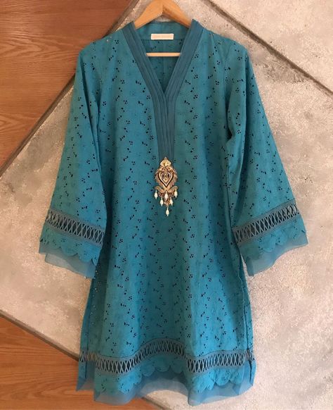 Chicken Kari, Shirt Design For Girls, Trendy Shirt Designs, Pakistani Fashion Casual, Kurti Designs Latest, Stylish Short Dresses, Pakistani Fancy Dresses, Pakistani Dresses Casual, Kurta Neck Design