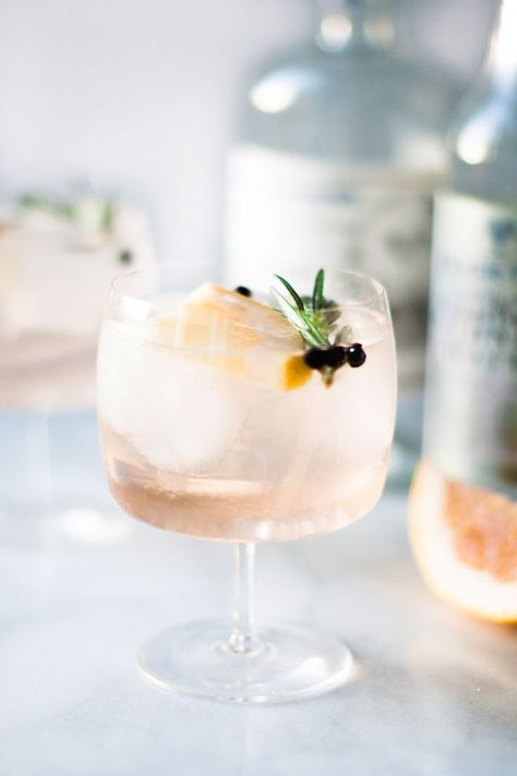 A delicious take on the classic gin and tonic, these Elderflower Grapefruit Spanish Gin & Tonic are perfect for summer. Cocktail Gin, Spring Cocktails Recipes, Batch Cocktails, Healthy Cocktails, Spring Cocktails, Wedding Drink, Gin Tonic, Gin Cocktails, Delicious Cocktails