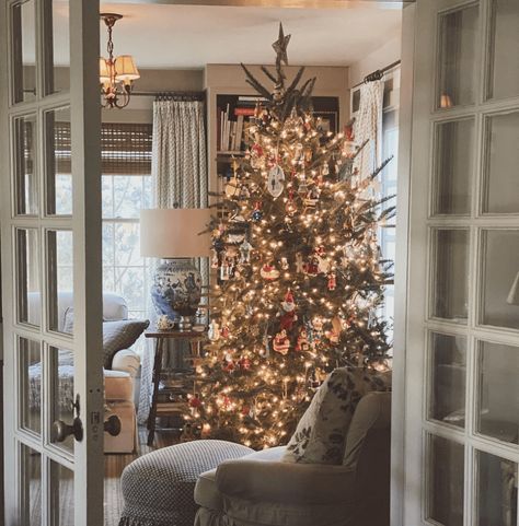 A Classic Midwest Christmas - The Glam Pad Midwest Christmas, Nine And Sixteen, Tessa Foley, Wreath Making Party, Midwest Living, Holiday Favorite Recipes, Material Wreaths, English Country Style, Country Style Homes