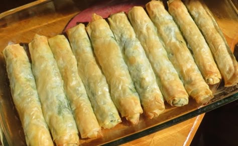 Spanicopita Recipe, Spanakopita Rolls, Spinach Pies, Spanakopita Recipe, Greek Spinach Pie, Pasta Fillo, Spinach Pie, Greek Cooking, Phyllo Dough