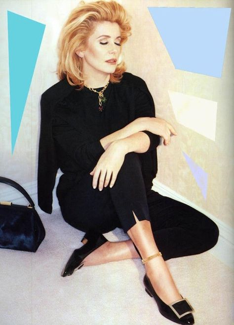 Catherine Deneuve Catherine Deneuve Style, Catherine Denueve, French Queen, Style Icons Women, Roger Vivier Shoes, French Dressing, French Cinema, Top Girls, Catherine Deneuve