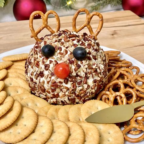 Rudolph Christmas Cheese Ball With crackers, pretzels, and a gold spreader with it on the plate. Christmas Cheese Ball, Fig Flatbread, Cheese Ball Recipe, Holiday Cheese, Microwave Fudge, Christmas Cheese, Rudolph Christmas, Fresh Recipes, Cheese Ball Recipes