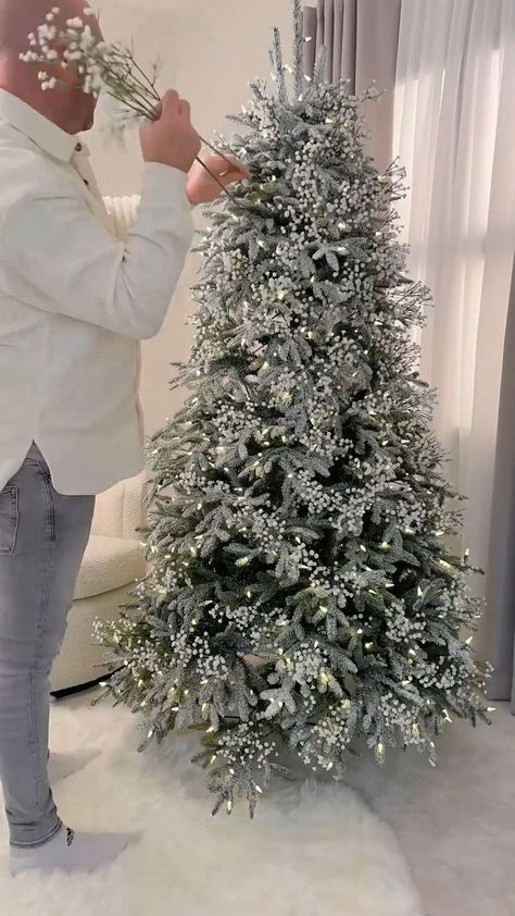 White Flower Christmas Tree, Twig Christmas Tree Diy, Crystal Christmas Tree Ideas, Christmas Tree With Pearls, Green Christmas Tree With White Decor, White Theme Christmas Tree, Small White Christmas Tree Ideas, Snowy Christmas Tree Ideas, Silver And Green Christmas Tree