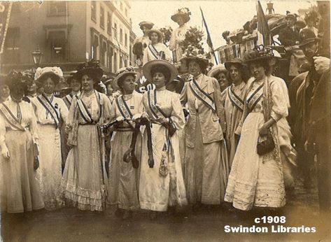 U.K.  The Swindon Suffragette Edith New, probably on her release from Holloway Prison c. 1908  | flickr by Local Studies, Swindon Central Library Suffragette Fashion, Suffragette Movement, Edwardian Era, Edwardian Fashion, Women In History, Belle Epoque, Womens Rights, Long Dresses, Historical Fashion