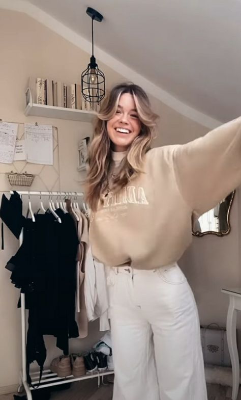 Oversized creme sweater with white colar underneath and white pants @ millanefriesen on instagram How To Style Creme Pants, White Pants And Sweater Outfit, Creme Top Outfit, Creme Sweater Outfit, Creme Jeans Outfit, Creme Pants Outfit, Creme Sweater, Cream Outfit, White Pants Outfit