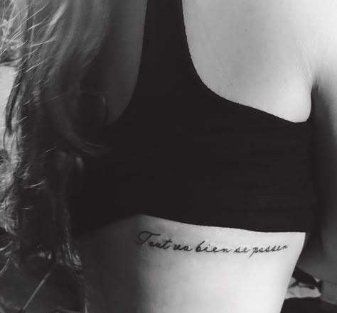 Tattoo " Tout va bien se passer" meaning 'everything will be alright' #tattoo #french #ribcage French Phrases Tattoo, French Tattoo Quotes, French Word Tattoos, Tattoo French, France Tattoo, Rib Tattoos For Women, French Tattoo, Tattoos Beautiful, Phrase Tattoos