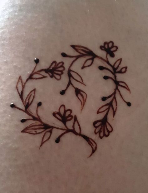 Henna Motive, Small Henna Tattoos, Small Henna Designs, Henne Tattoo, Cream Tattoo, Cute Henna Designs, Cute Henna Tattoos, Henna Style Tattoos, Jagua Henna