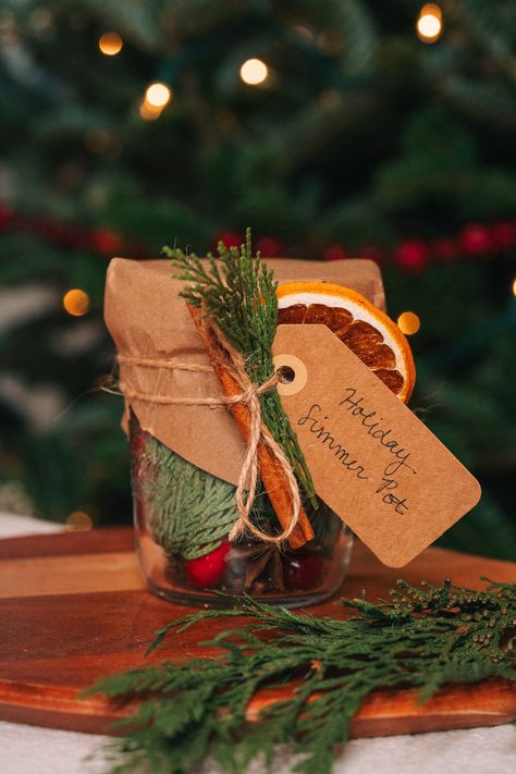 This festive simmer pot in a jar is the perfect handmade gift for friends and family this holiday season. Pot Simmer Gift, Simmer Pot In A Jar Gift, Simmer Pot Jar Gift, Winter Simmer Pot Recipes Gifts, Simmer Pot Jars, Simmer Pot Instructions, Simmer Pot Gift Jars, Holiday Simmer Pot Recipes, Holiday Simmer Pot Gift