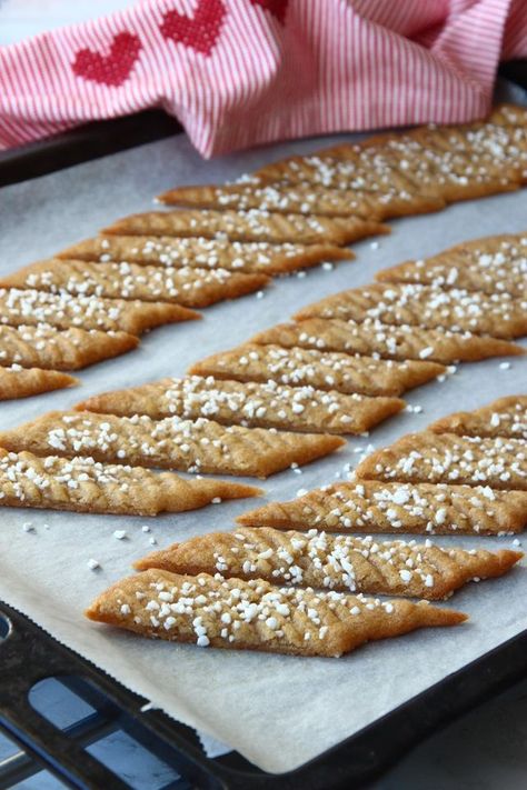 Jul Kaka, Swedish Cookies, Swedish Christmas, Christmas Baskets, Christmas Inspo, Scandinavian Christmas, Macaroons, Christmas Baking, Christmas Cookies