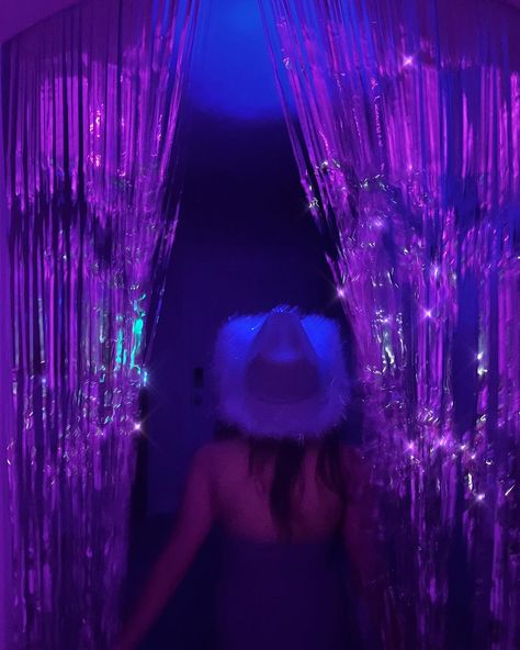 21 Birthday Purple Theme, Birthday Party Euphoria Aesthetic, Indie Birthday Party Ideas, 18th Birthday Party Ideas Euphoria, Y2k Club Birthday Party, 16 Birthday Party Outfits, Birthday Party Vibes Aesthetic, 17 Birthday Party Themes, Purple Cowgirl Aesthetic