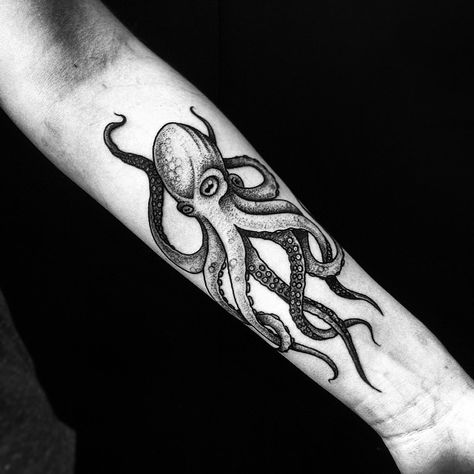 150+ Most Original Octopus Tattoo Designs And Meanings awesome Tattoo Main, Octopus Tattoo Sleeve, Kraken Tattoo, Squid Tattoo, Octopus Tattoo Design, Octopus Tattoos, Kunst Tattoos, Wild Tattoo, Tattoos Geometric